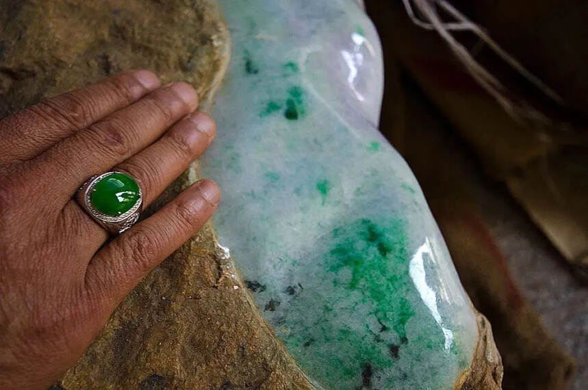 一次矿难夺走近200条生命，缅甸的翡翠行业水有多深？