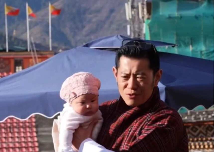 生了女儿好香，不丹帅气国王都要偏心啦！儿子都有些吃醋？