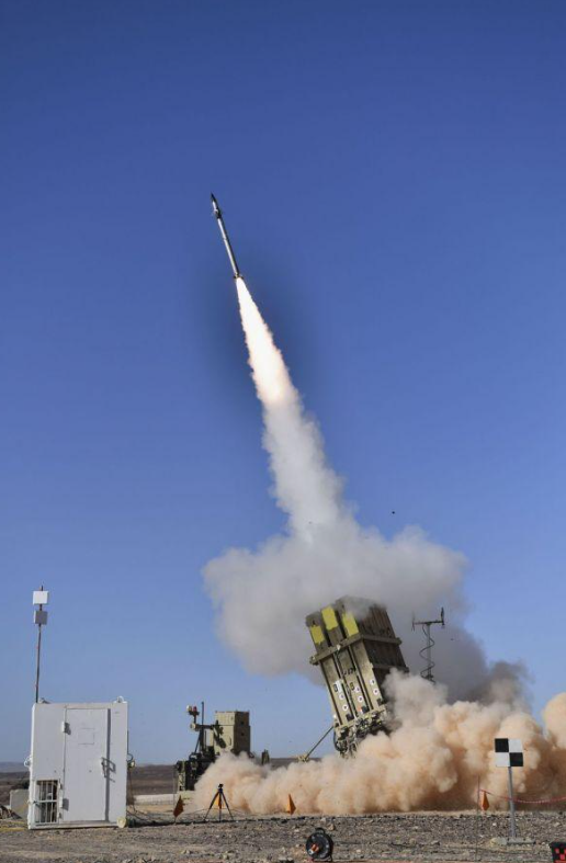 一起发射，炸得以色列基地认不出！胡塞武装15枚导弹和5架无人机