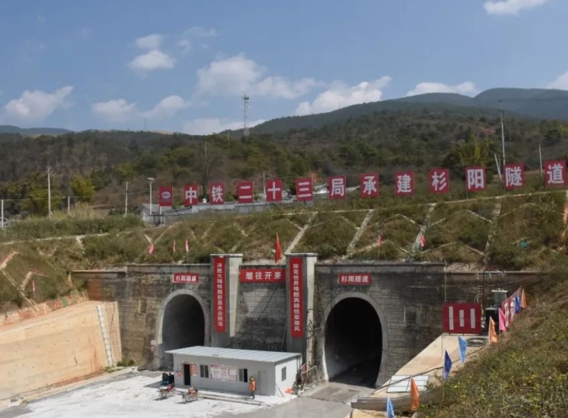 13公里隧道修了14年！隧道变成水帘洞，多少中国工程师青丝变白发