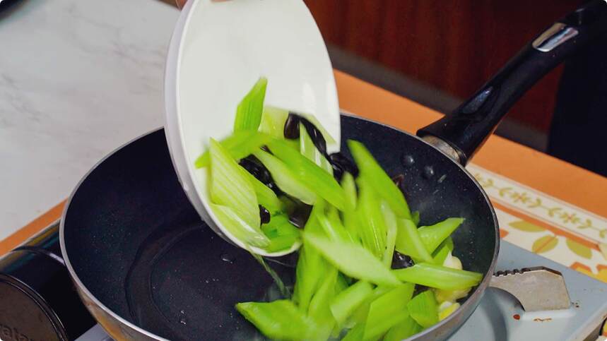 炒芹菜时，不要直接下锅炒，这样做脆嫩爽口，好吃不塞牙！