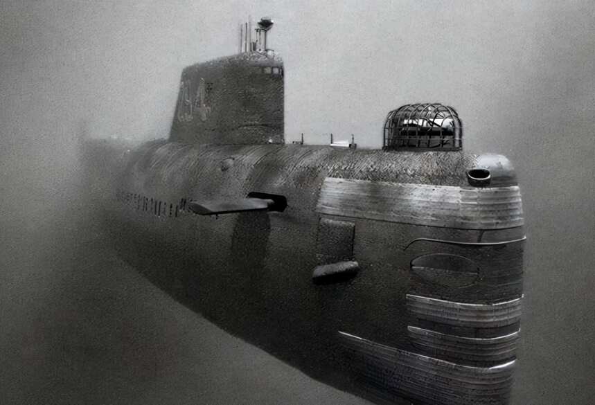 1974年，美国正在打捞苏联潜艇，一枚核导弹突然从潜艇裂缝中滑出
