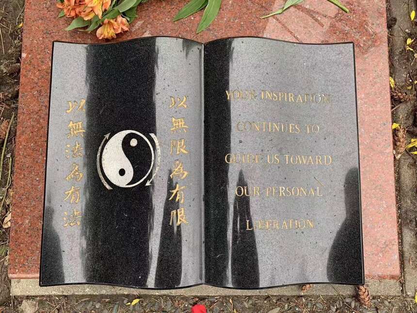 美国李小龙墓地：儿子永远陪伴在他的身边，墓碑前12个字寓意深刻