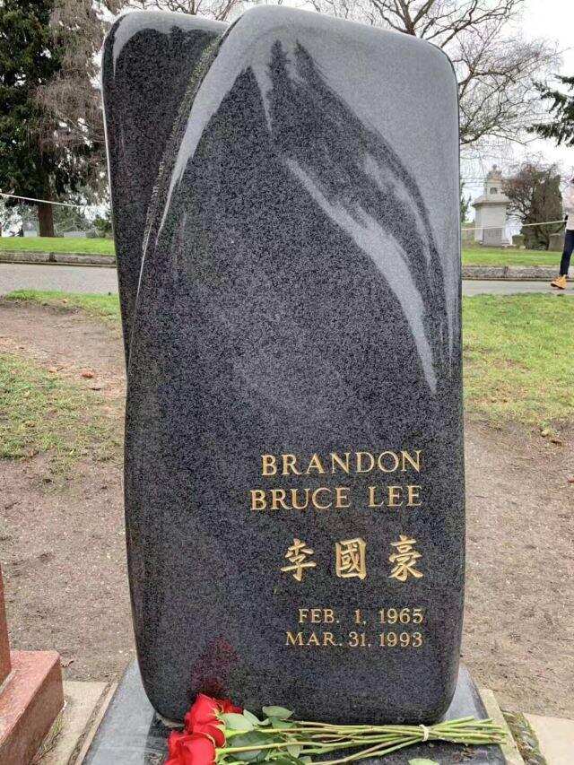 美国李小龙墓地：儿子永远陪伴在他的身边，墓碑前12个字寓意深刻