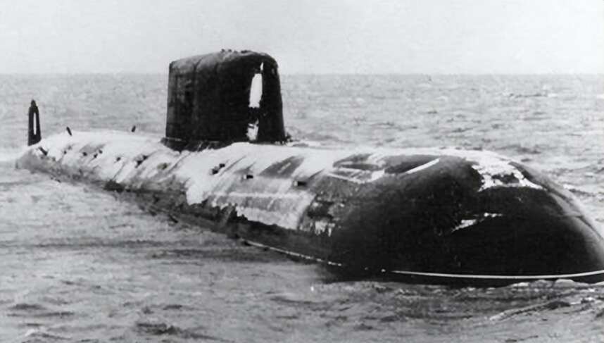 1974年，美国正在打捞苏联潜艇，一枚核导弹突然从潜艇裂缝中滑出