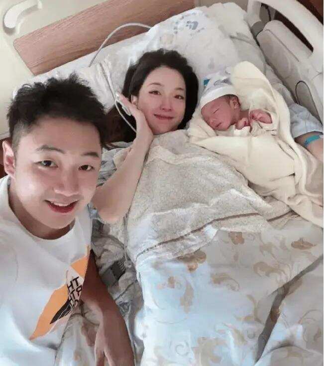国羽世界冠军晒全家福，妻美子萌年赚240万奖金，许愿新年生二胎
